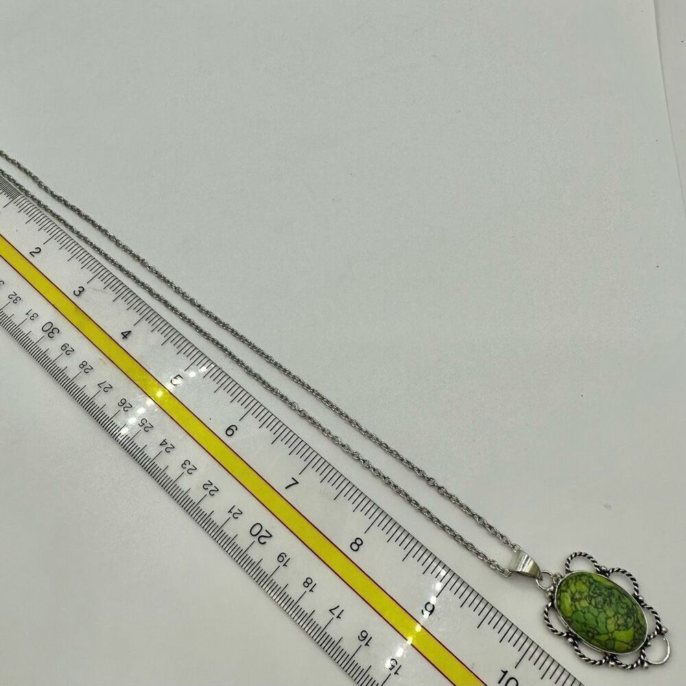 Green and silver tone pendant necklace - Picture 6 of 10
